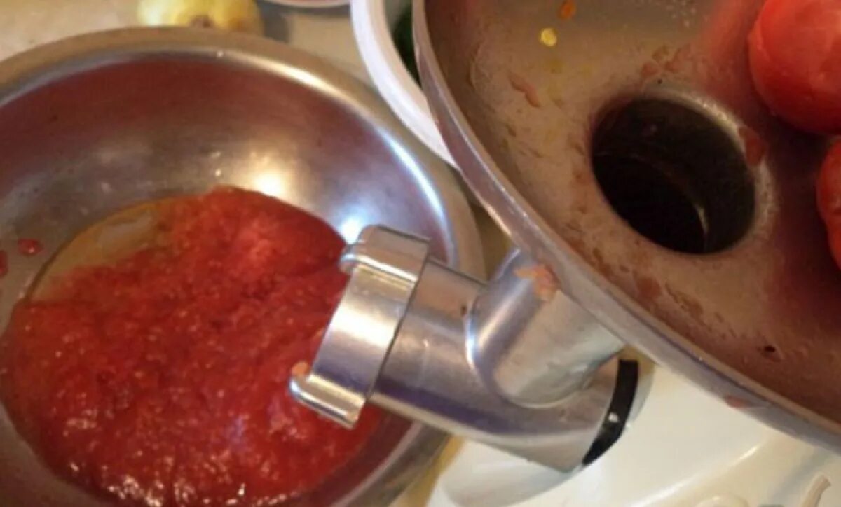 Помидор через мясорубку на зиму рецепты. Томатный сок через мясорубку. помидоры через мясорубку. томатный сок через мясорубку на зиму. сок из помидор на зиму через мясорубку.