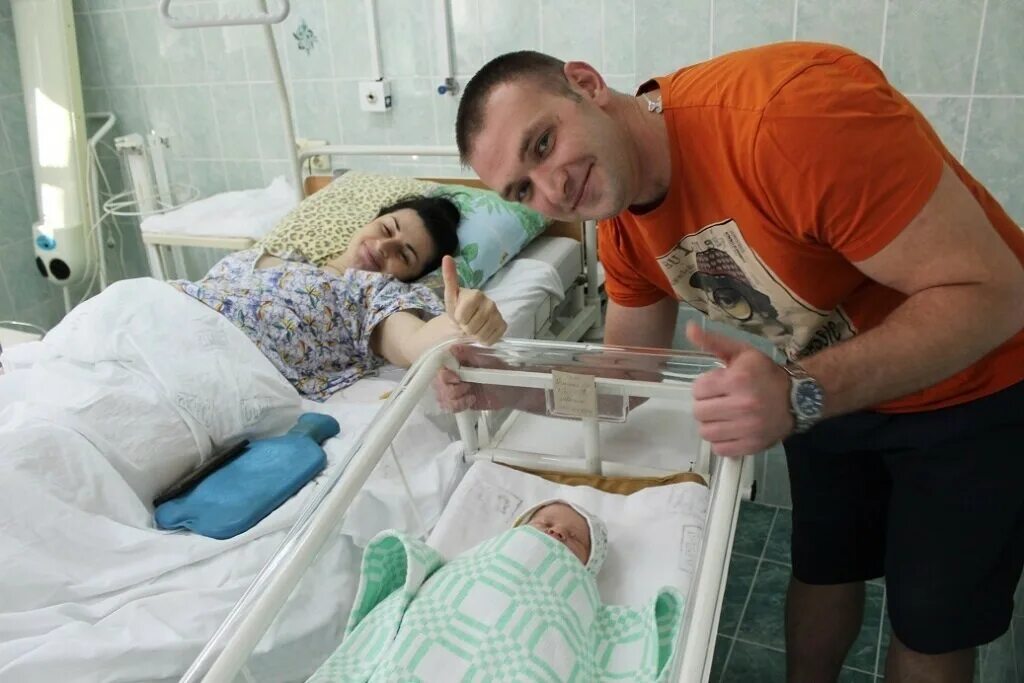 Роддом послеродовое отделение. Палата для родов. В каком отделении рожают. Родильный зал с роженицей. В каком отделении рожают.