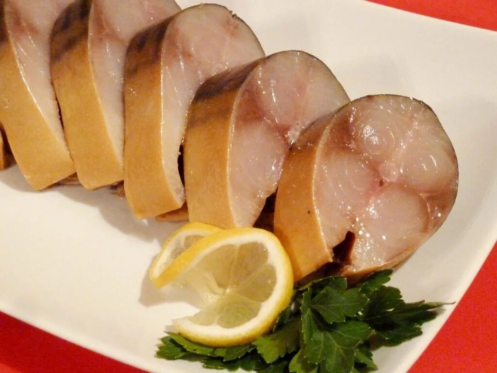 корейка свиная копченая. нарезка копченой. рыба холодного копчения ассорти. рыбное ассорти палтус семга. красивая подача сала.