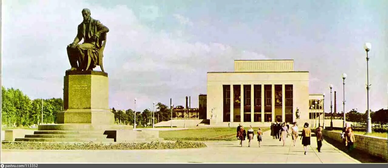 Театр юного зрителя тюз спб здание. Тюз на пионерской. Пионерская площадь 1 санкт петербург. Театр тюз спб. Тюз им брянцева санкт-петербург парк.