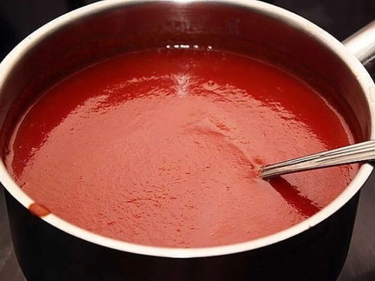 Столовая ложка кетчупа. Соус. Томатный соус. Соус красный. Томатный соус в кастрюле.