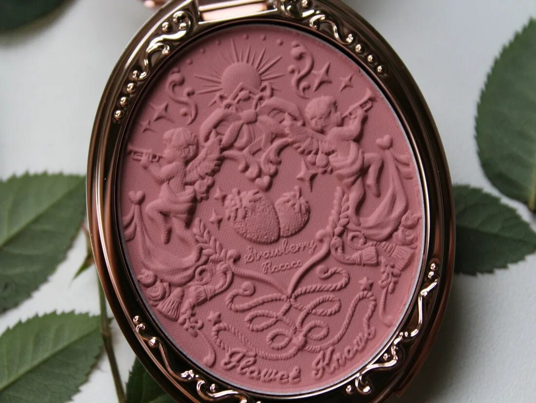 Румяна бренды. Руманя бренды. Flowers knows косметика румяна. Strawberry Rococo Series Embossed blush бренда Flower knows. Flower knows праймер