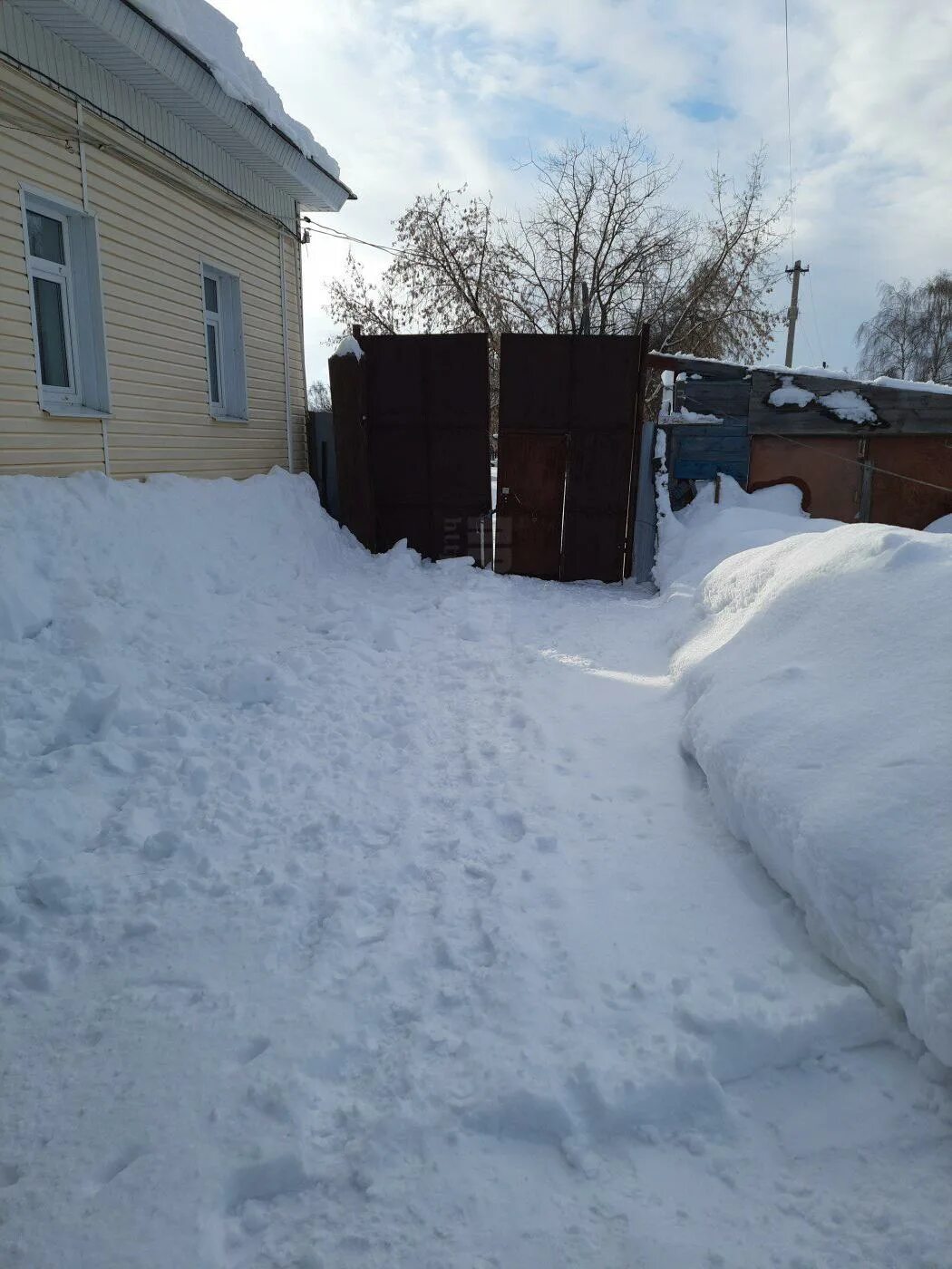 Забор от снега с крыши. Забор от снега с крыши соседей. Снег с крыши падает к соседям. Снег с крыши соседа падает на мой участок.