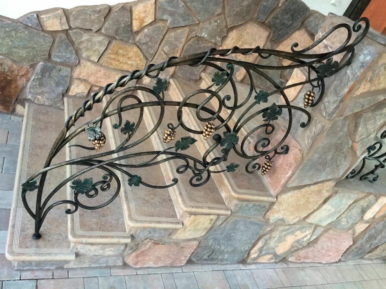 Студия ковки элементы. Ковка с витражом. Металлическое ограждение с кашпо. Ковка москва древняя. Козырьки с коваными узорами.