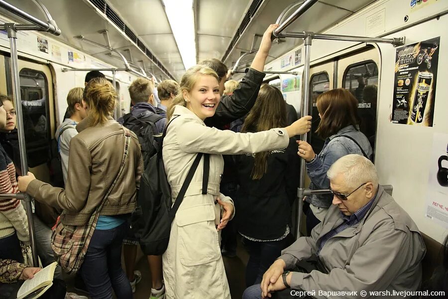 2 метро утром. Люди в метро. Народ в метро Москва. Люди в Московском метро. Вагон метро.