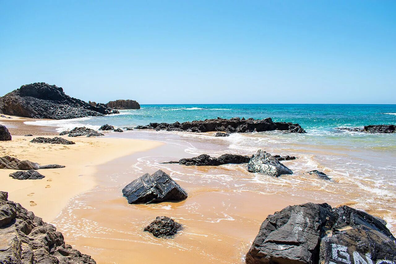 Порто санто португалия. Порто санто португалия. Остров мадейра португалия порт. Порту-санту остров. Мадейра пляжи.