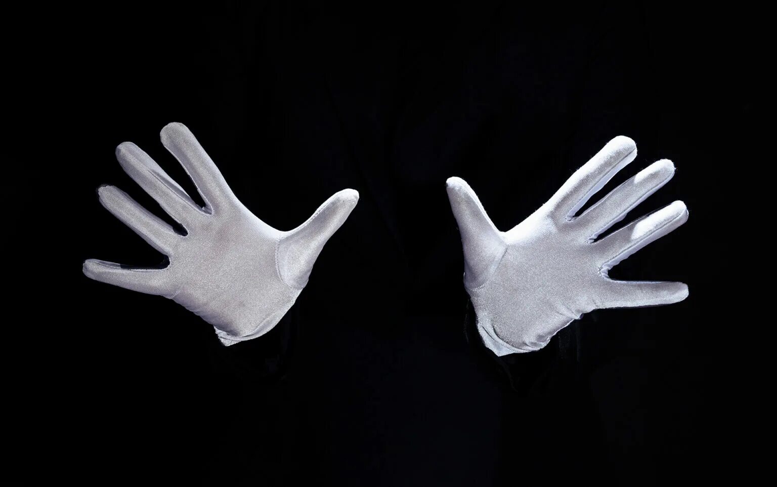 Белая ладонь. Руки в белых перчатках. Белые перчатки фокусника. Руки фокусника в белых перчатках. Ладони в перчатках.