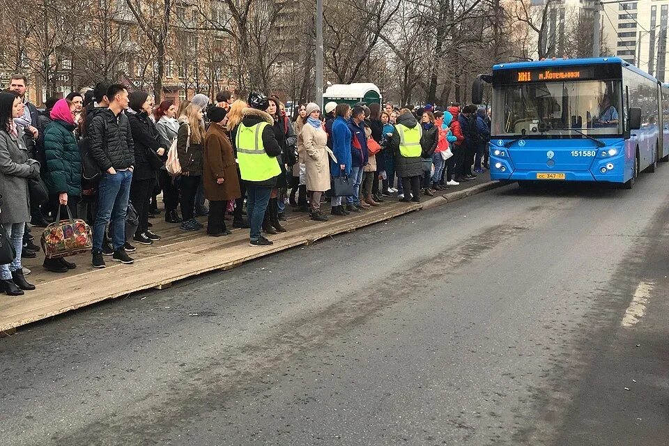 Очередь на маршрутку в Москве. Очередь на оставновку Москва. Очередь на остановке Москва. Очередь на автобус.