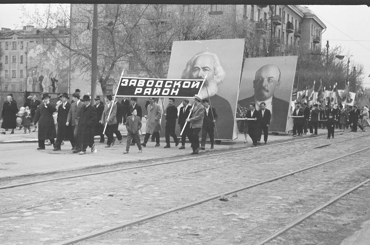 1 мая союз. Первомай в Советском Союзе. Демонстрации первого мая в Советском Союзе. Первомайская демонстрация в Советском Союзе. Первомайская демонстрация в СССР 70е.