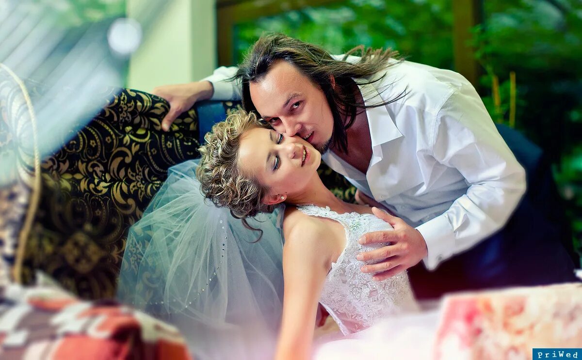 первая брачная ночь невесты. молодожены в постели. первая ночь жениха и невесты. жених и невеста в постели. первая ночь молодоженов.