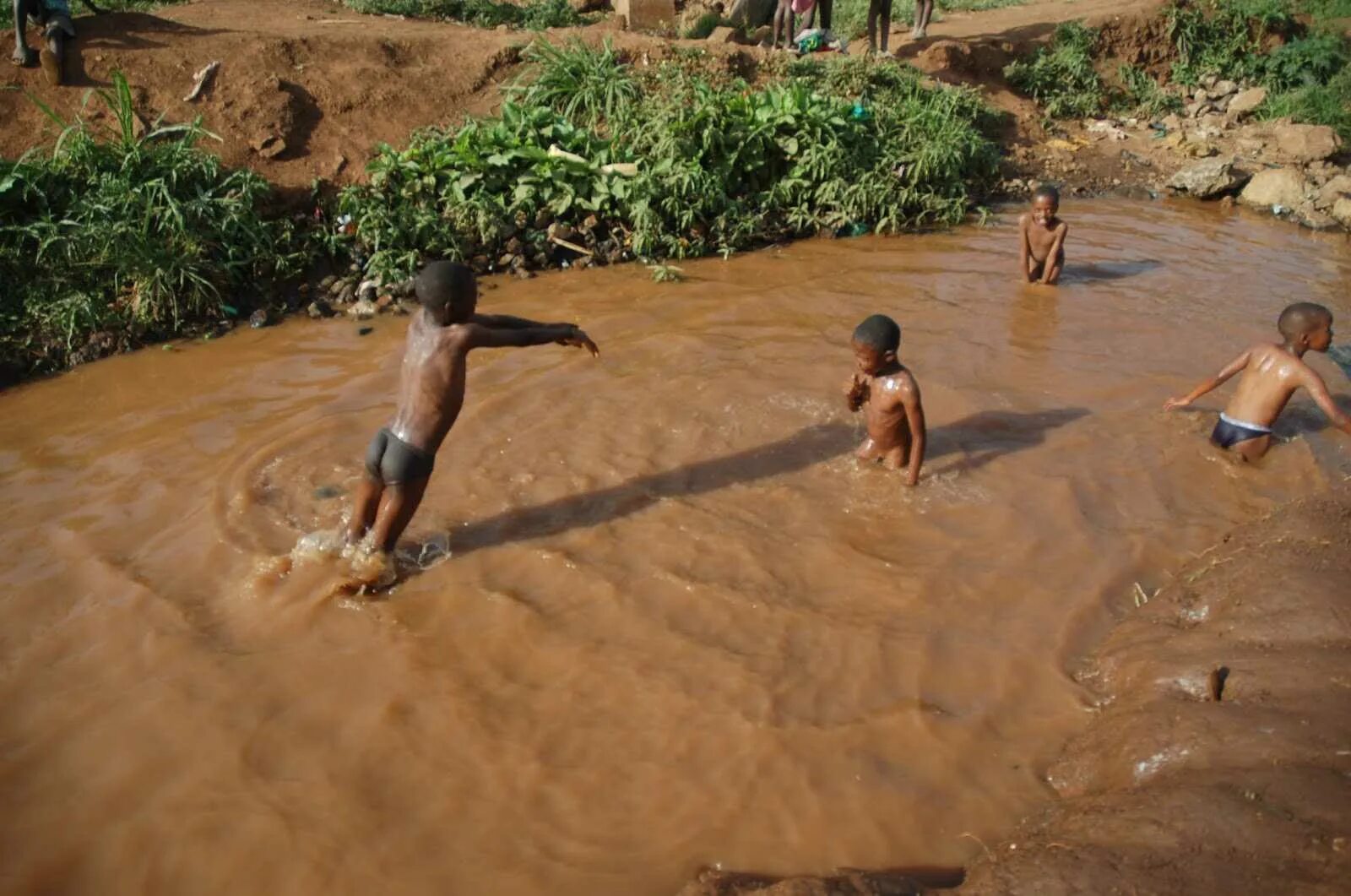 Купание в Африке. Дети купаются в грязной воде. Купание в грязной реке. Купание во сне
