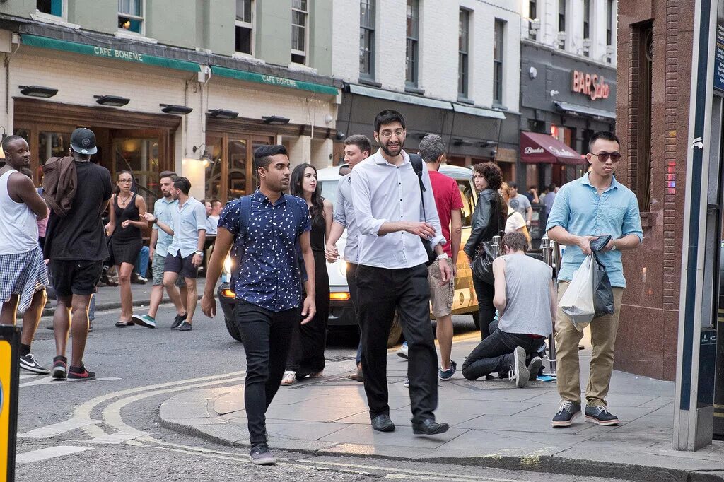 итальянцы на улице. европейская улица люди. жители копенгагена. европейцы на улицах. люди в городе.