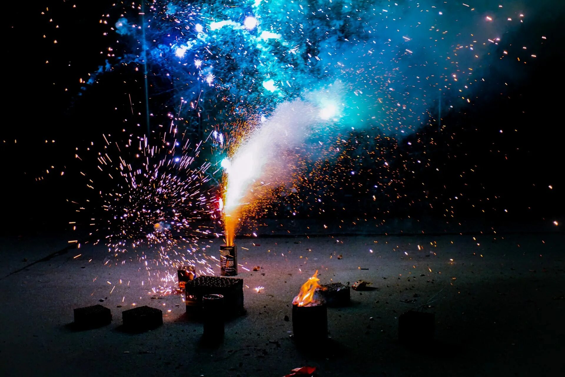 Под фейерверком
