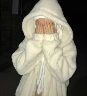 Қолдарын артына байлаған қыздар