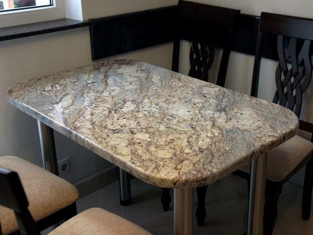 Столешница для кухни мрамор. Стол из искусственного камня. Стол со столешницей из искусственного камня. Столешница для кухонного стола. Столешница остатки купить