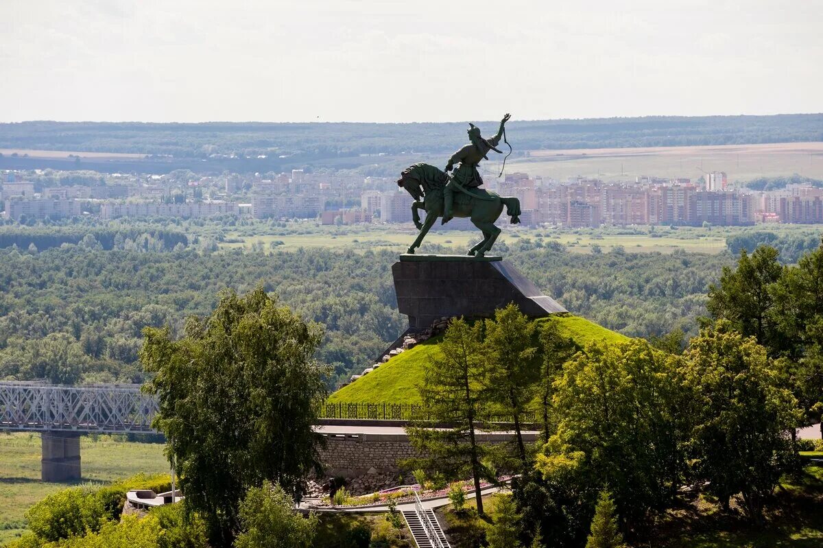 Профилиум башкортостан. Салават Юлаев памятник в Уфе. Памятник Салавату Юлаеву в Уфе. Салават Юлаев памятник Башкирии. 7 Чудес Башкортостана Салават Юлаев.