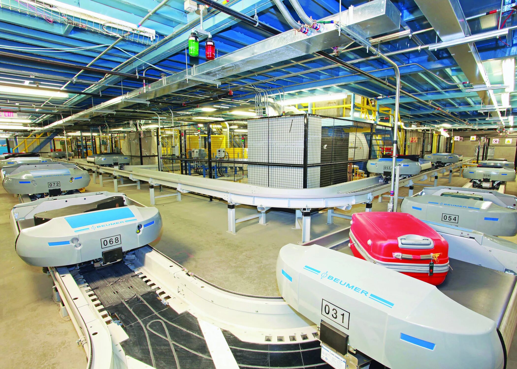 сортировочная конвейерная система багажа. ленточный транспортер в аэропорту шереметьево. конвейерная лента в аэропорту. конвейер в аэропорту. система обработки багажа.