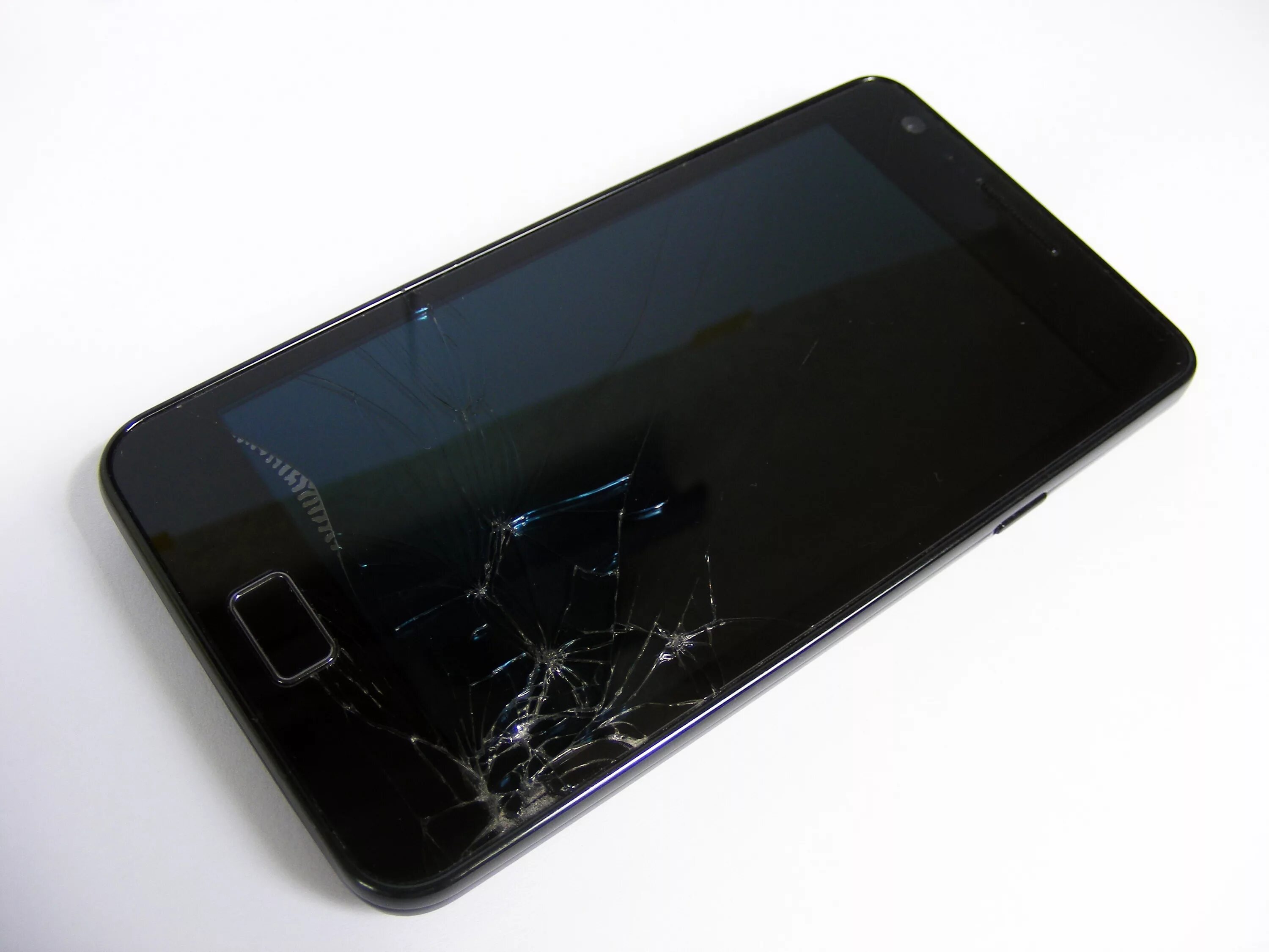 Ремонт разбитого телефона. Разбитые смартфоны. Сломанный смартфон. Смартфон с разбитым экраном. Битый дисплей смартфона.