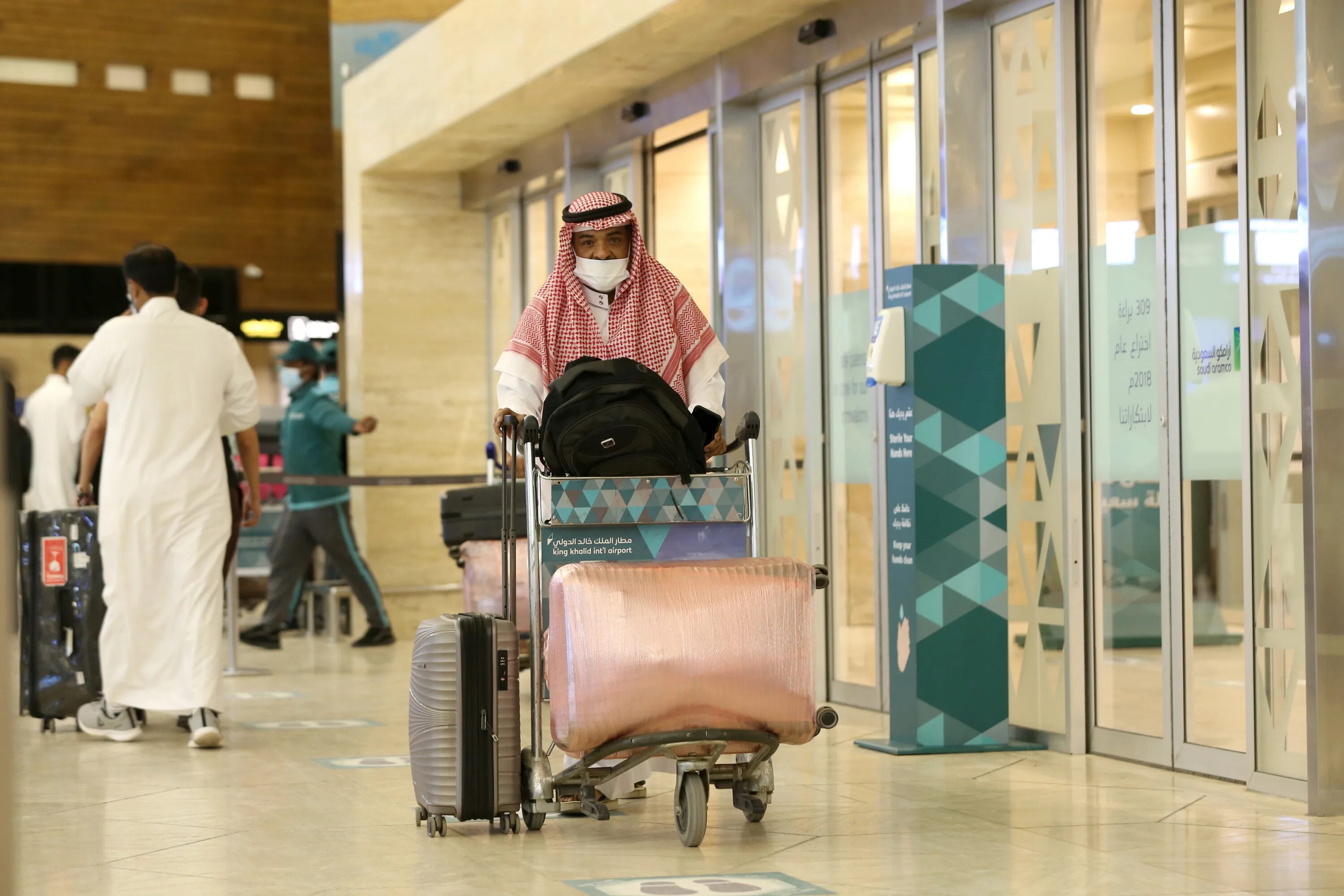 King Khalid International Airport. Аэропорт Саудовской Аравии King Khalib Internation. Саудовская Аравия путешествие. В Саудовской Аравии курьеры на ДЖЕТПАКАХ. Саудовская аравия разрешила