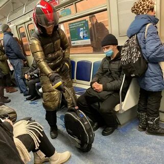 Что люди делают в метро