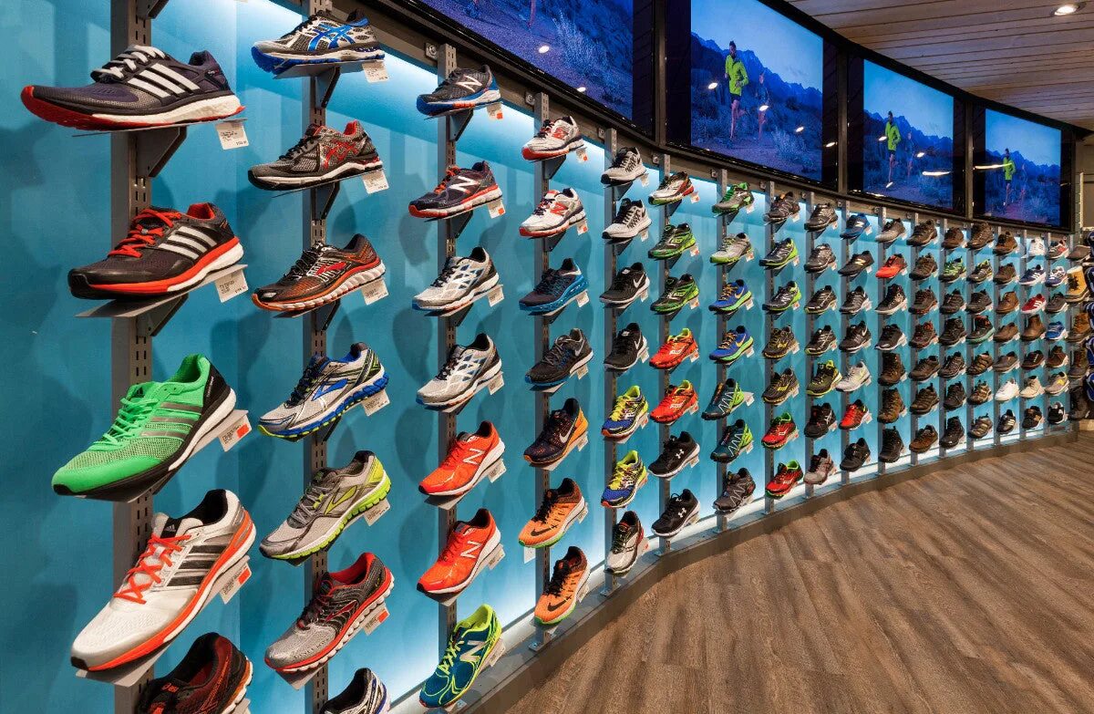 Бюджетные кроссовки. Athletic обувь in Store. Footwear. Athletic foot обувь in Store. Топ удобных кроссовок