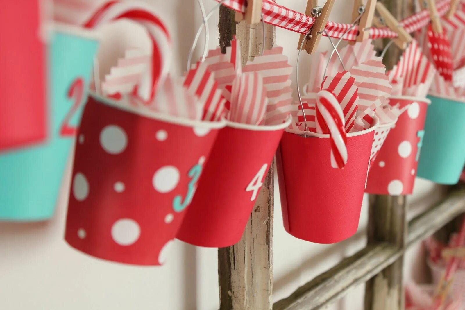 гирлянда из пластиковых стаканчиков. гирлянда из стаканчиков новогодняя. бумажные стаканчики для адвента. новогодняя гирлянда из пластиковых стаканчиков. гирлянда из стаканчиков одноразовых.