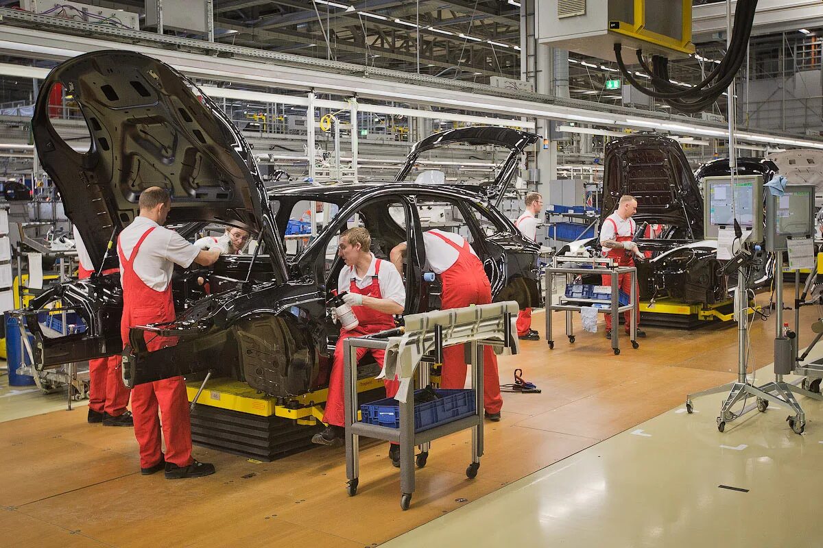 Сборка автомобиля на заводе. Лейпцигский завод Порше. Завод Porsche в Лейпциге. Завод Порше в Германии. Сборка автомобиля.