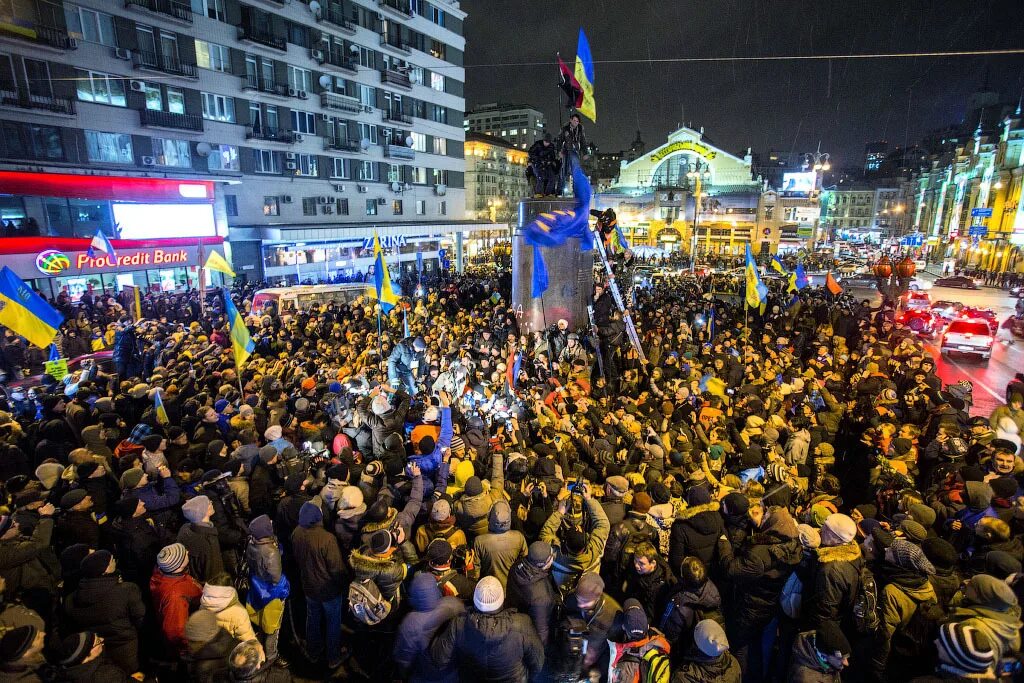 Майдан 2014 кратко и понятно. Киев площадь независимости Евромайдан. Майдан 2014 площадь независимости. Евромайдан на Украине.