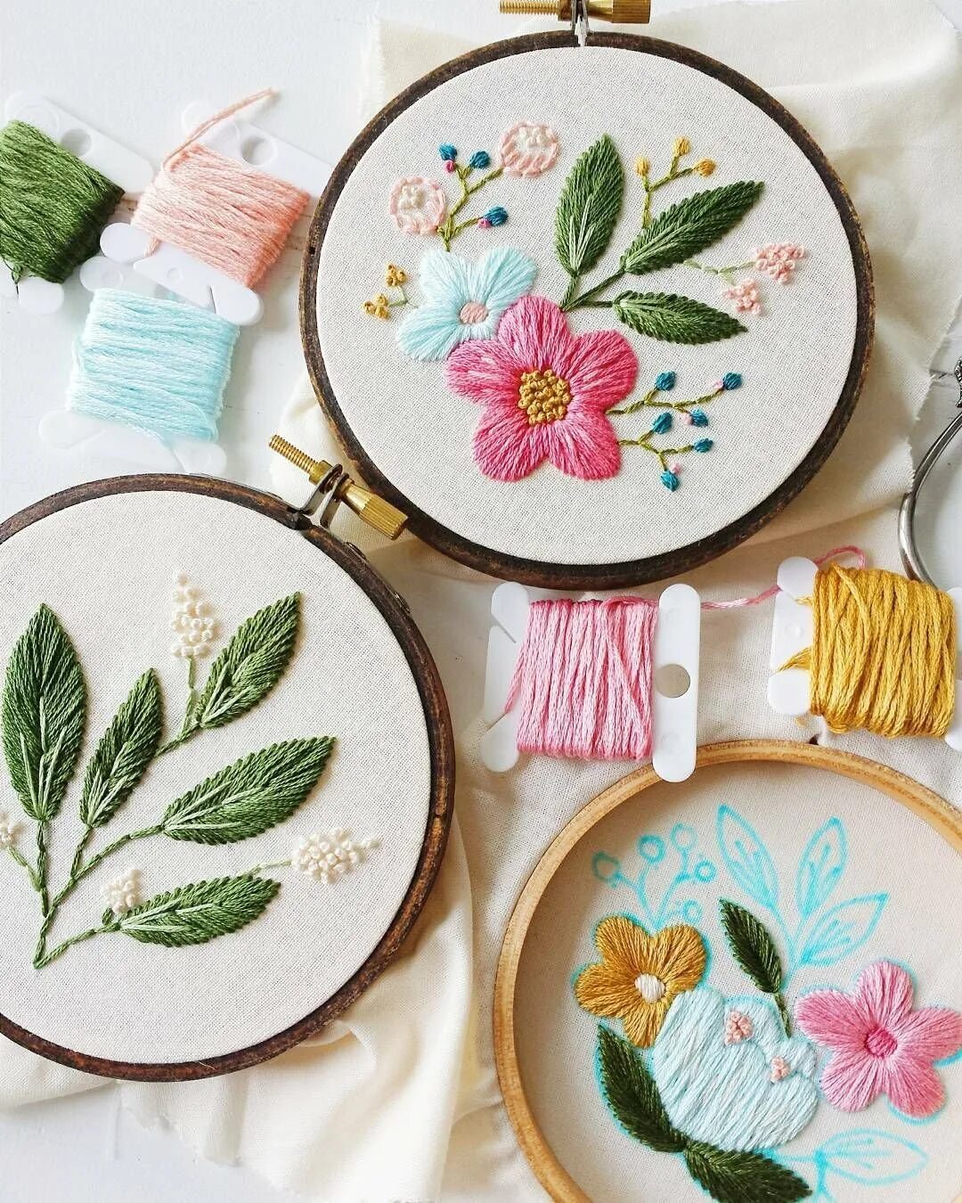 вышивка цветок. вышивай красиво. вышивай красиво. ручная вышивка гладью. картина вышитая крестиком.