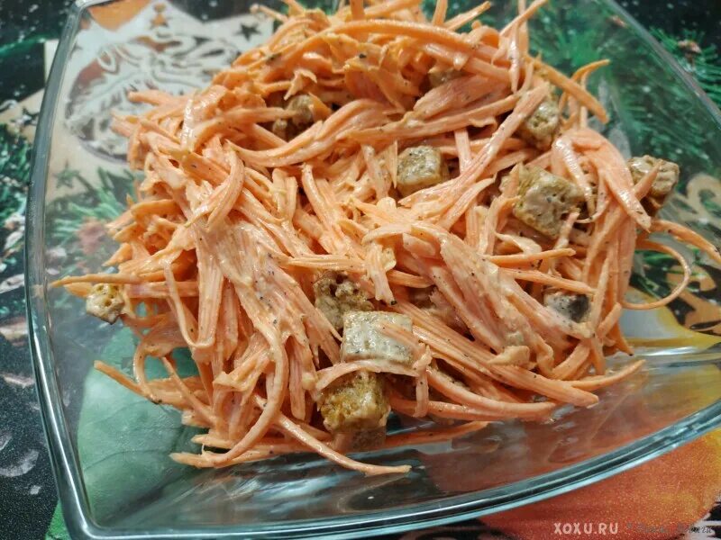 Салат с морковкой по корейски и сухариками. Салат с кириешками и копченой курицей и корейской морковью. салат с сухариками и корейской морковкой. салат с морковкой и кириешками. салат с кириешками и корейской морковью.