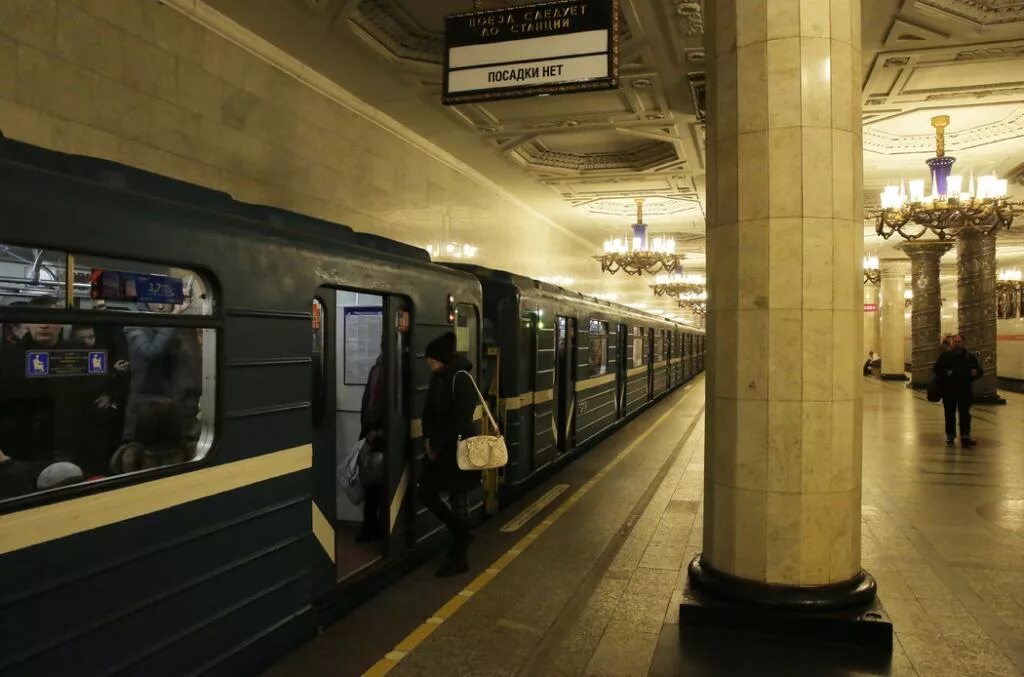 Последнее метро санкт петербург. Метро спб 2007. петербургский метрополитен 2004. метро спб 2007 год. петербургский метрополитен технологический институт.
