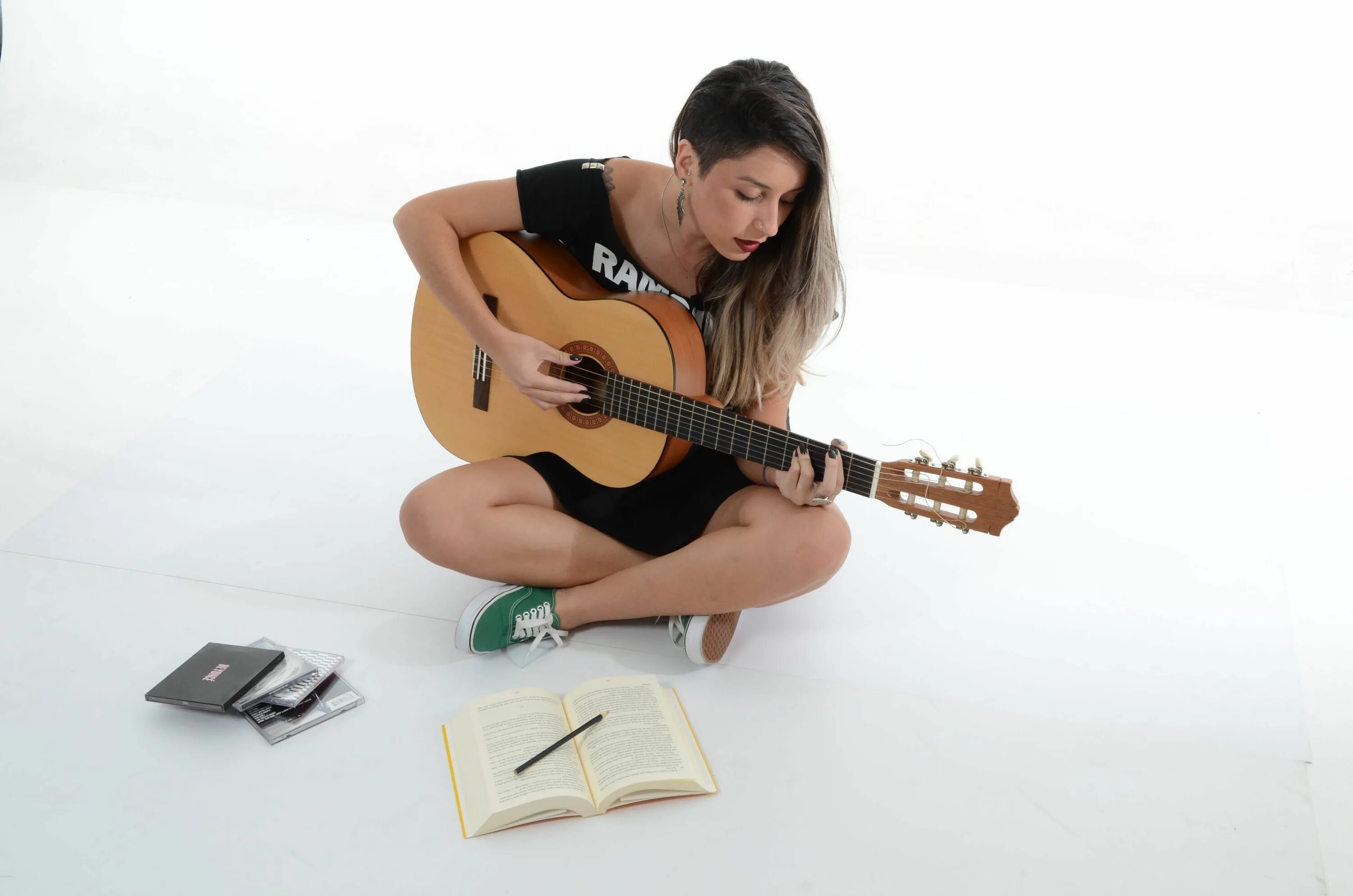Урок гитары 2. Гитаристка Изабель Мартинес. Девушка с электрогитарой. Фотосессия с гитарой.