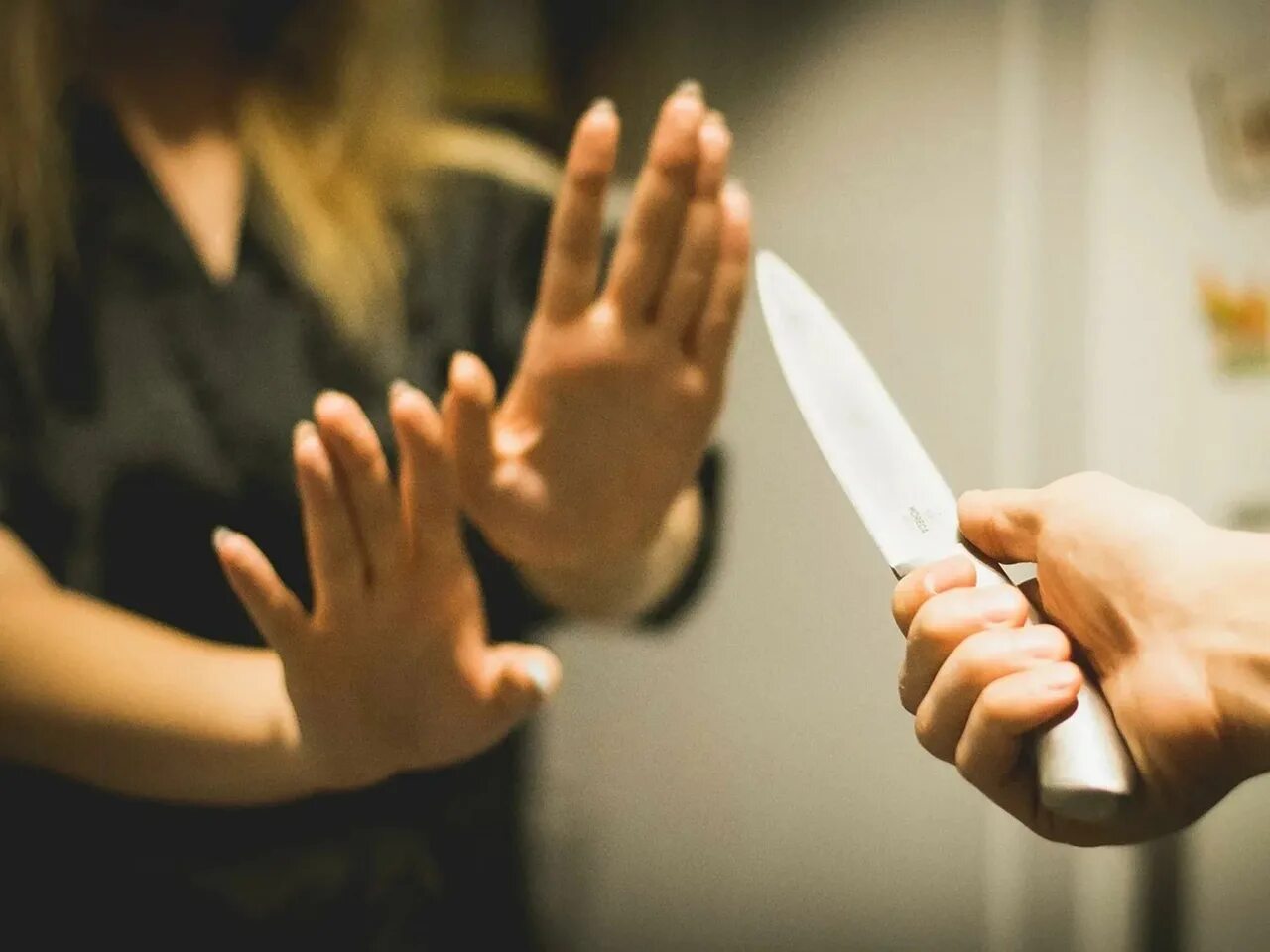 Нападение на жену. Мужчина угрожает женщине ножом. Парень угрожает девушке ножом.