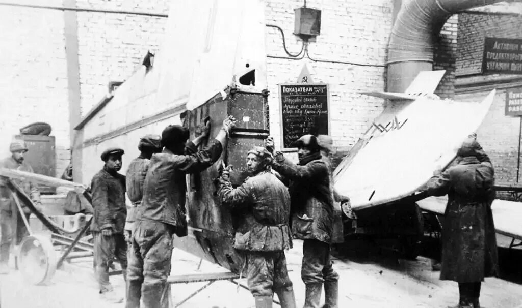 Самара в великую отечественную войну. Авиационный завод куйбышев 1941 г. завод имени фрунзе в куйбышеве в 1941 г. авиационный завод самара 1941 г.