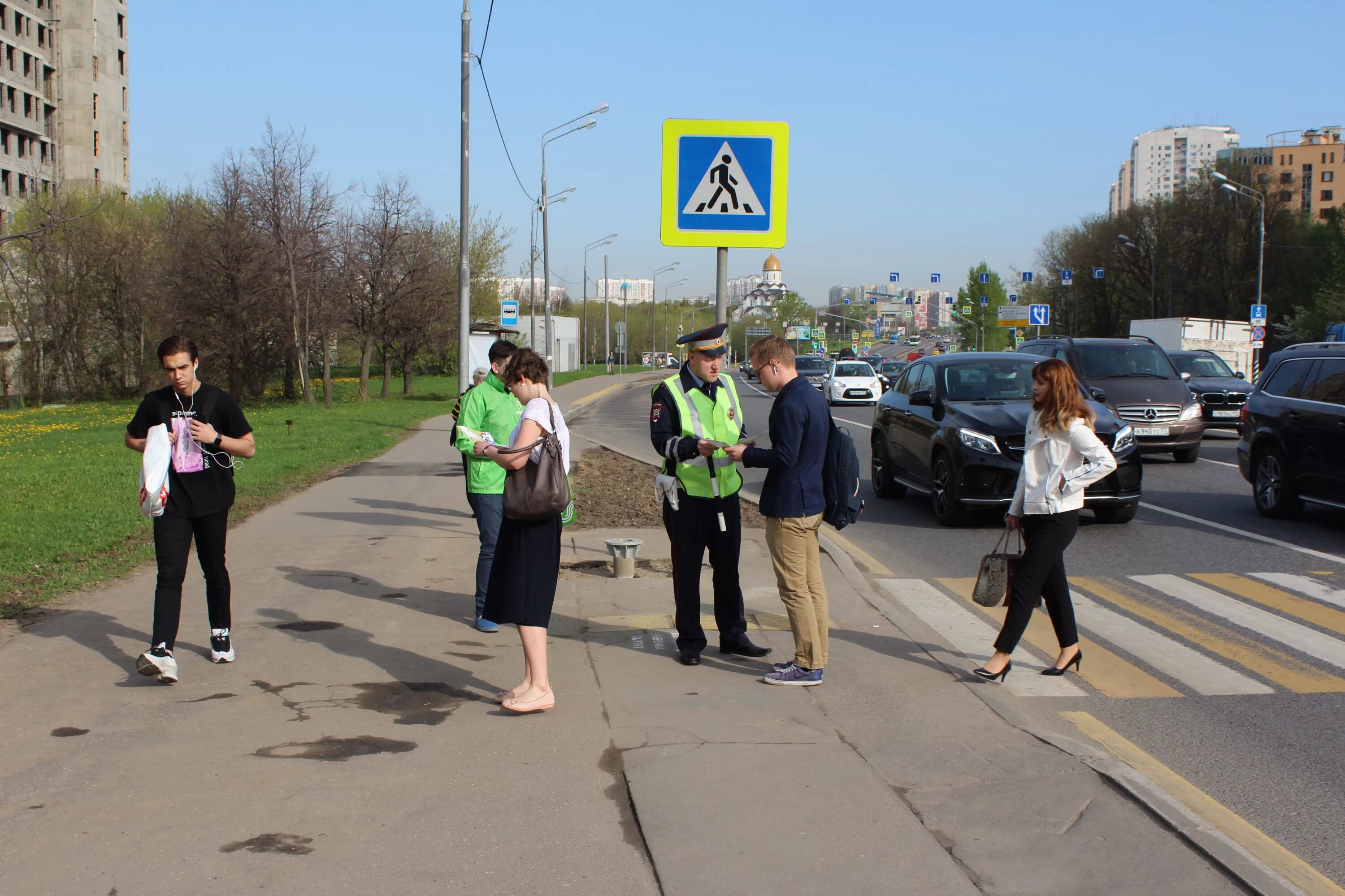 Движение по пешеходному переходу штраф. Пешеходный переход по новым правилам дорожного движения. Пешеходы в Москве. Движение пешеходов по проезжей части. Опасный пешеходный переход.