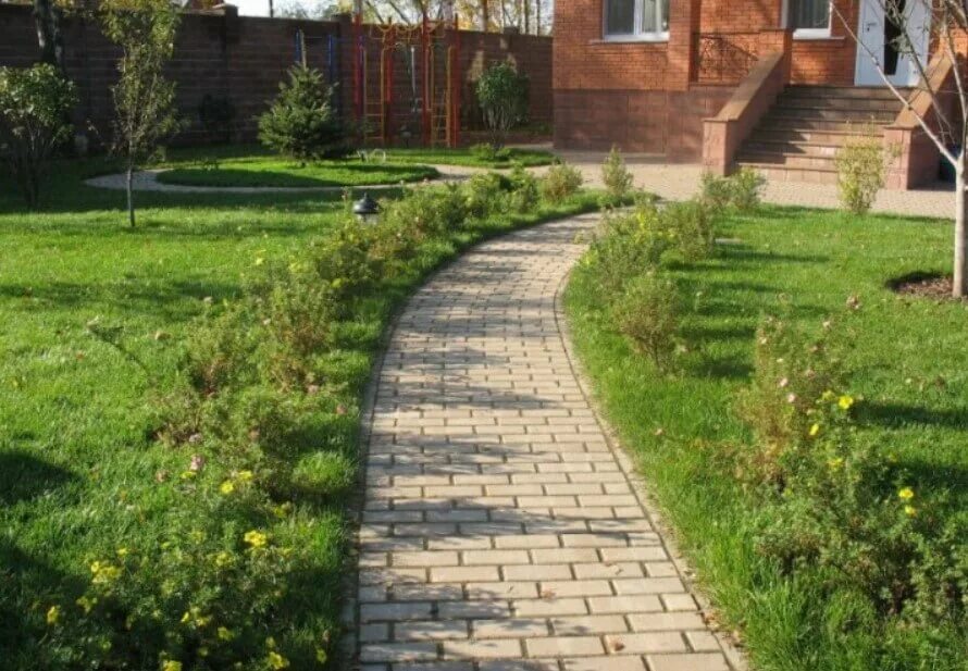 Плитка на участок фото. Плитка на участок фото. Дорожки на загородном участке. Дорожка в сад. Плитка на участок фото.