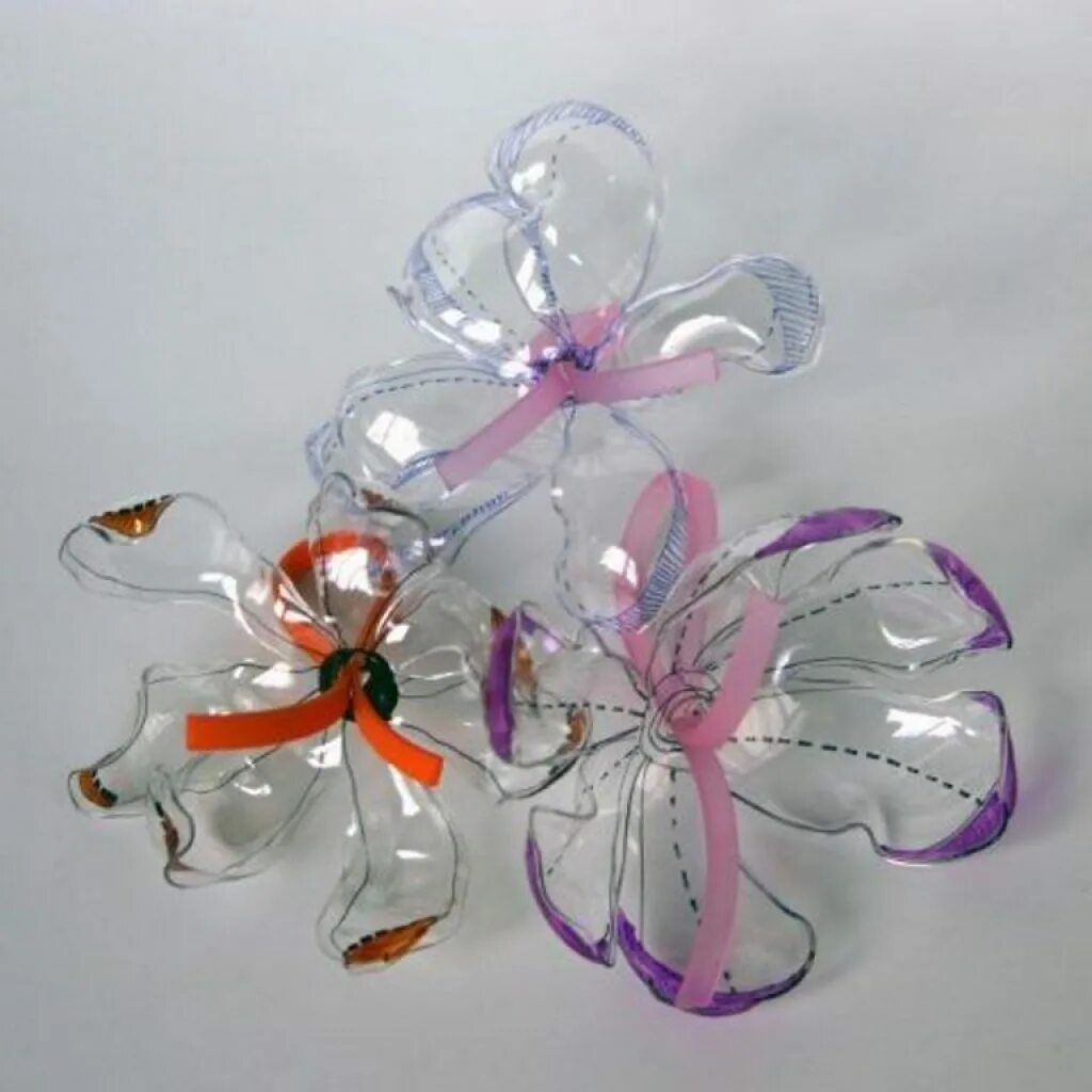 цветы из бутылки пластик. изделия из баклажки. прозрачные поделки. сувениры из эпоксидной смолы. елочная игрушка в прозрачном шаре.