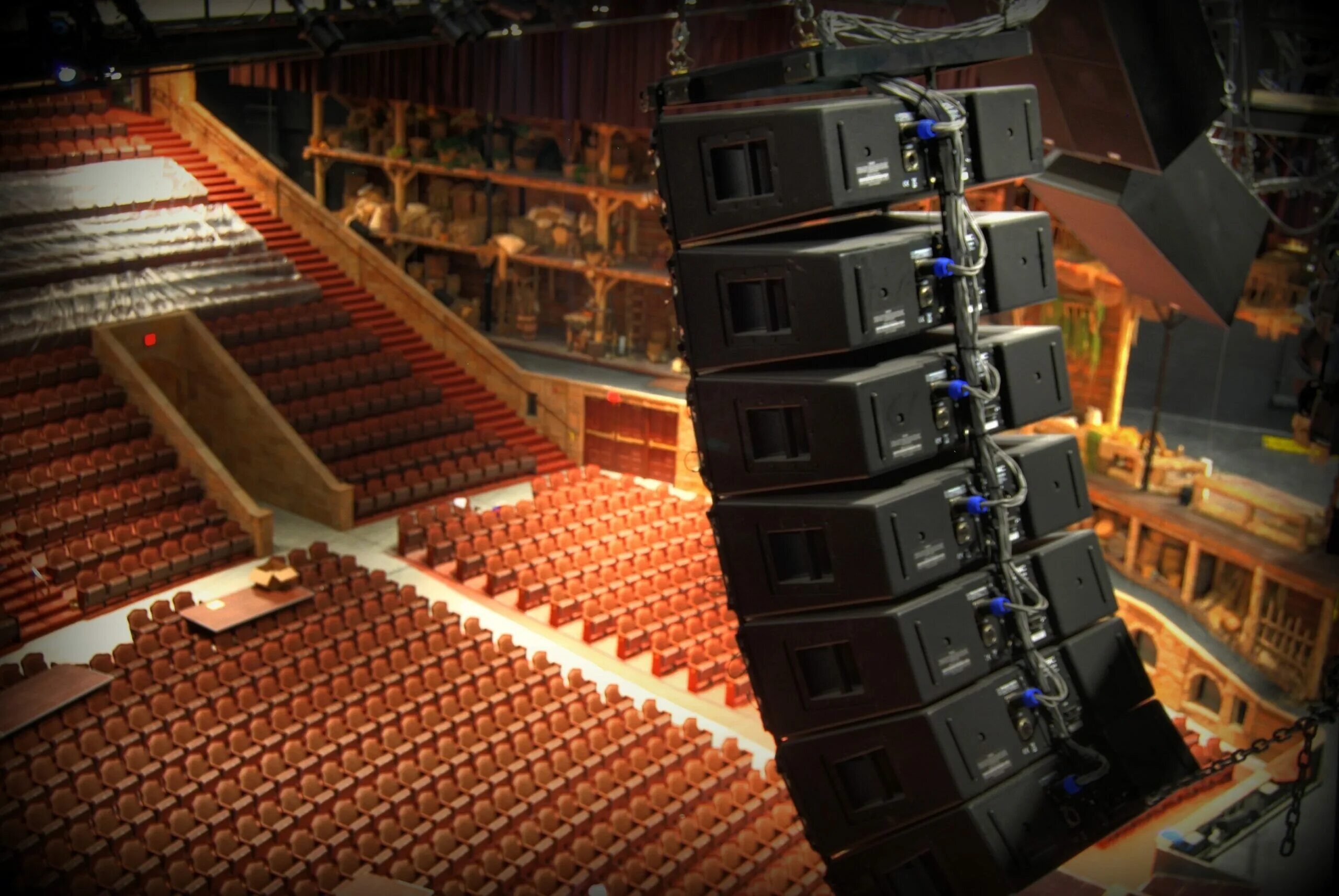 Звуковая аппаратура для сцены. L-acoustics sb18. Звук зала в театре. L acoustics sb118. Звук зала в театре.