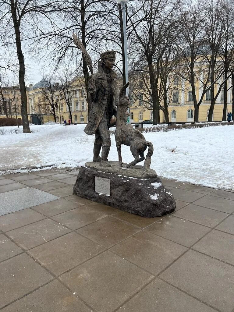 Скульптура конек горбунок. Памятник коньку Горбунку в СПБ. Памятник у ТЮЗА В Санкт-Петербурге. Памятник у ТЮЗА Брянцева. Конек горбунок ТЮЗ СПБ.