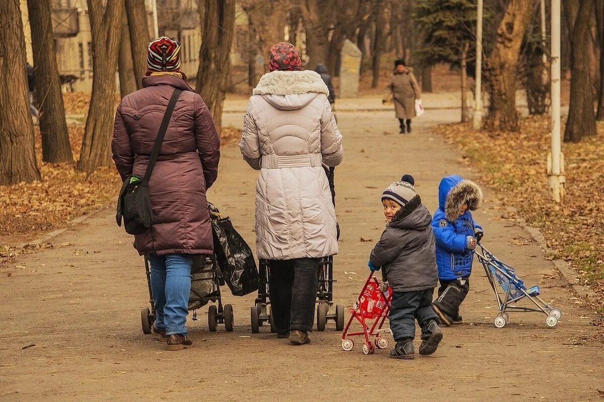 Дети на прогулке. Мама с ребенком на прогулке. Дети улицы. Семья с детьми на прогулке.