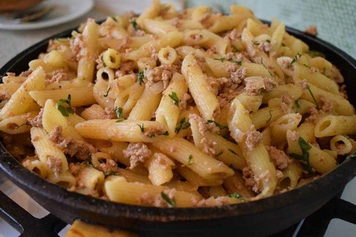 Как пожарить макароны с фаршем. Макароны по-флотски с фаршем. макароны по-флотски с фаршем на сковороде. макароны по флотски в сковороде. макароны по-флотски с фаршем и сыром.