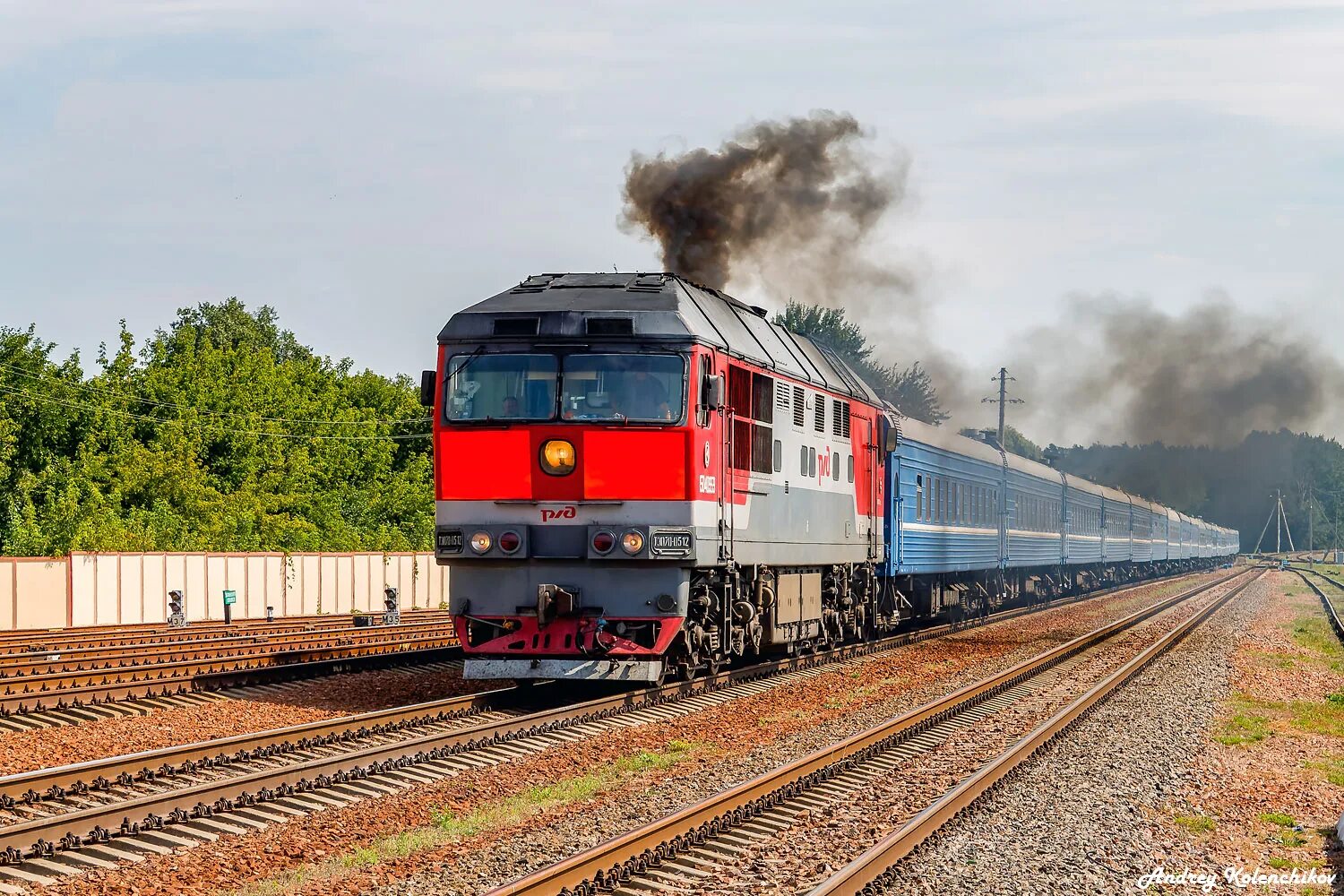 Электрички минская лесной. Тэп70-0512. Тепловоз Локомотив. Пассажирский поезд. Дизельный Локомотив.