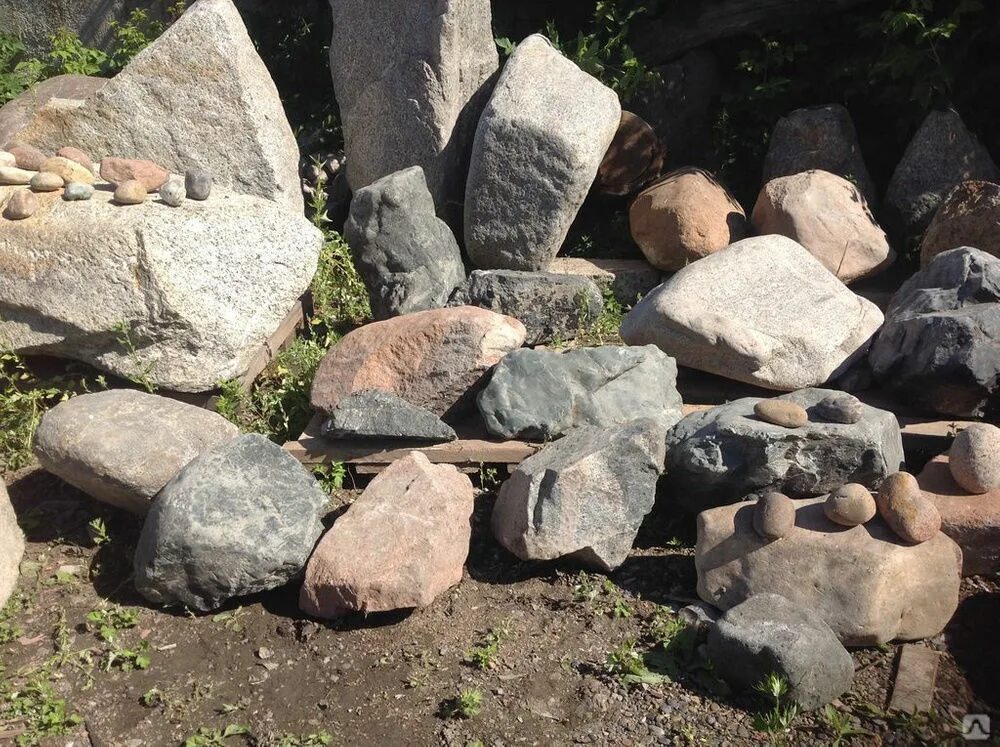 Гранит в ландшафте. Булыжники в ландшафте. Большие камни для ландшафта. Валун «большой камень» кутишкинский. Глыба нефрита.