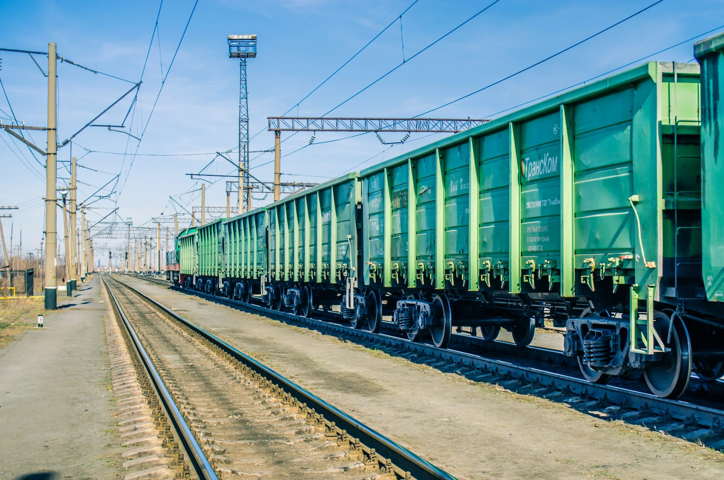 Вагоны в новом составе. Железнодорожные вагоны полувагоны. Грузовые вагоны БЕЛЖД. Вагон грузовой Железнодорожный. Грузовой поезд.