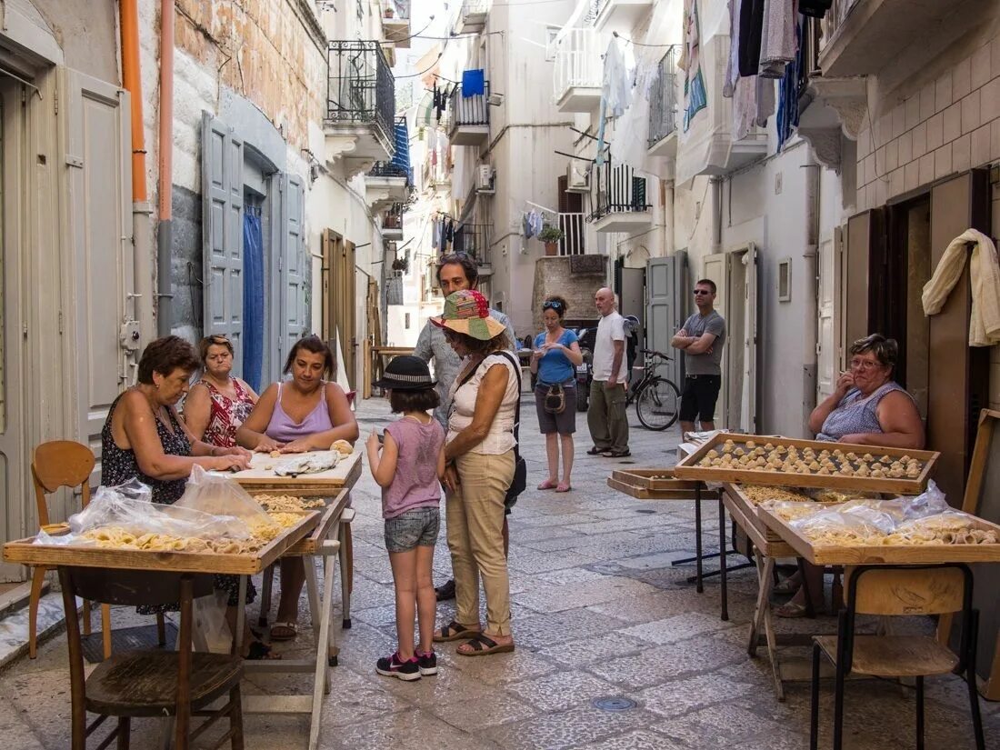 Народы жившие в италии. Bari, Puglia, Италия. Бари-Веккья в Бари. Бари Италия улочки. Население Бари Италия.