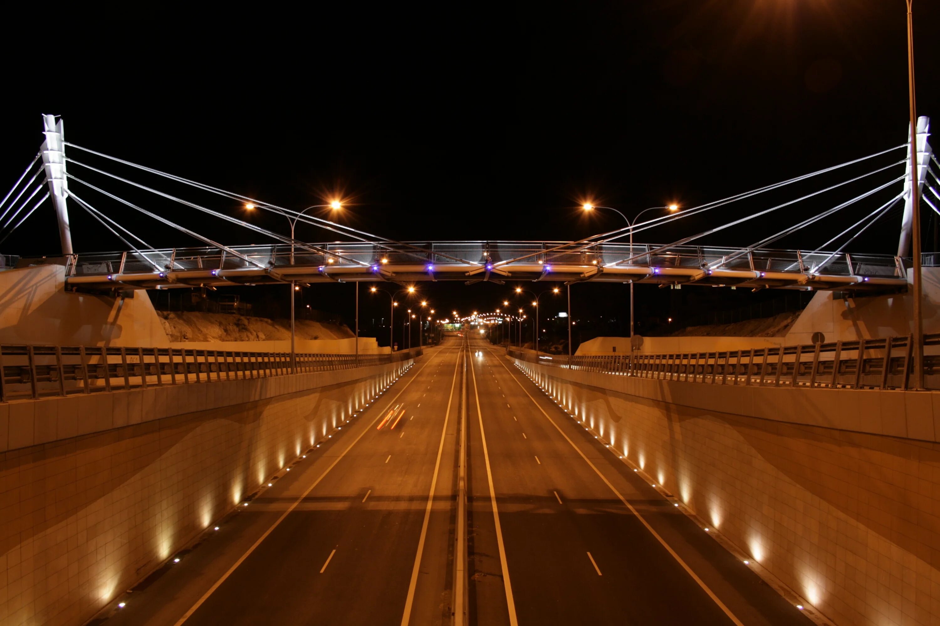 Over the road. Ночная дорога мост. Мост ночью. Дорожный мост. Вид с моста на дорогу.