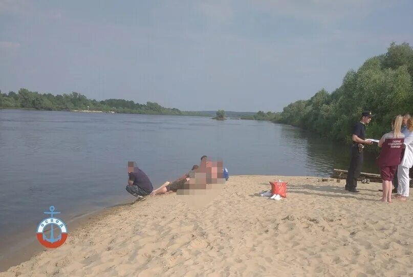 Пляж на реке. Купание в реке. Купание на речке. Летом на речке.