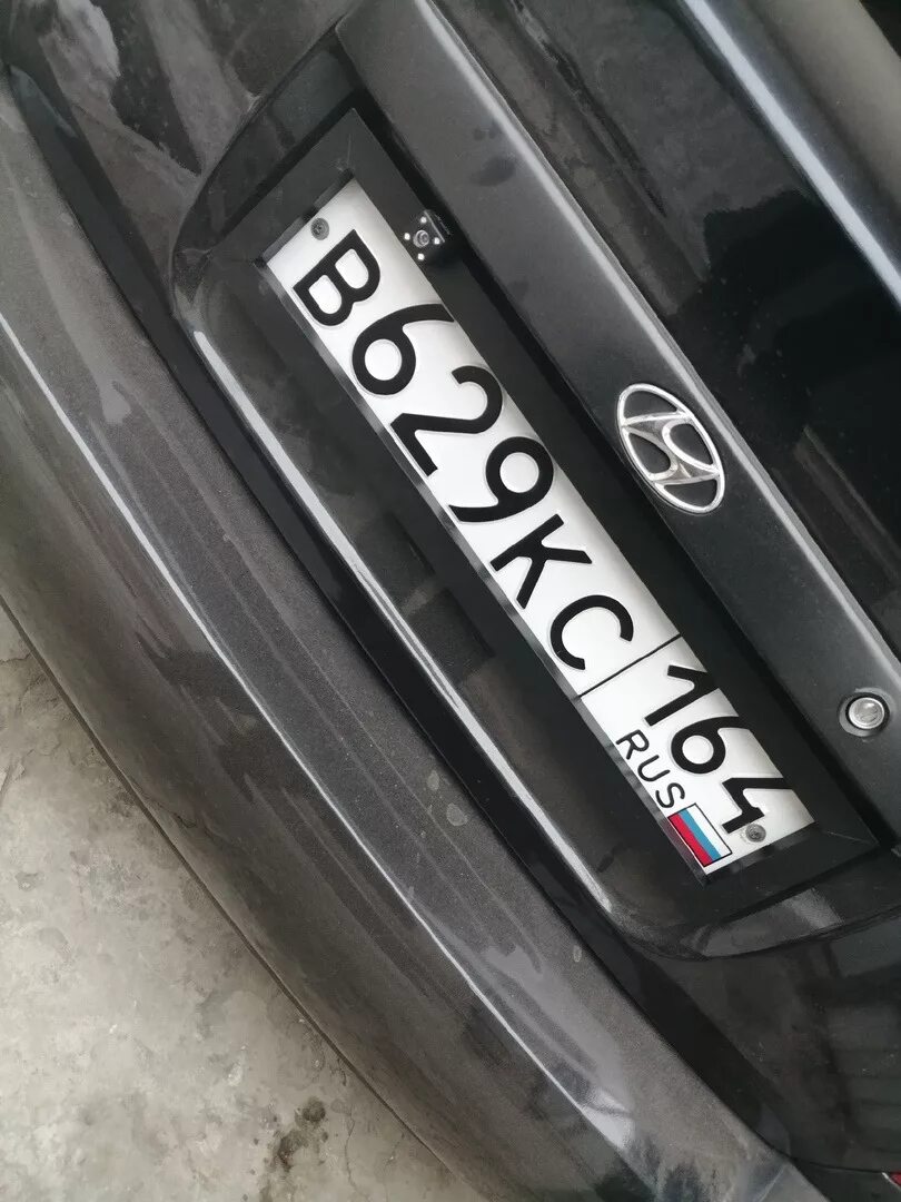 Рамка гос номера. Подсветка номера автомобиля штраф. Откидные рамки на номера автомобиля. Штраф за номерные рамки. Номерная рамка toyota.
