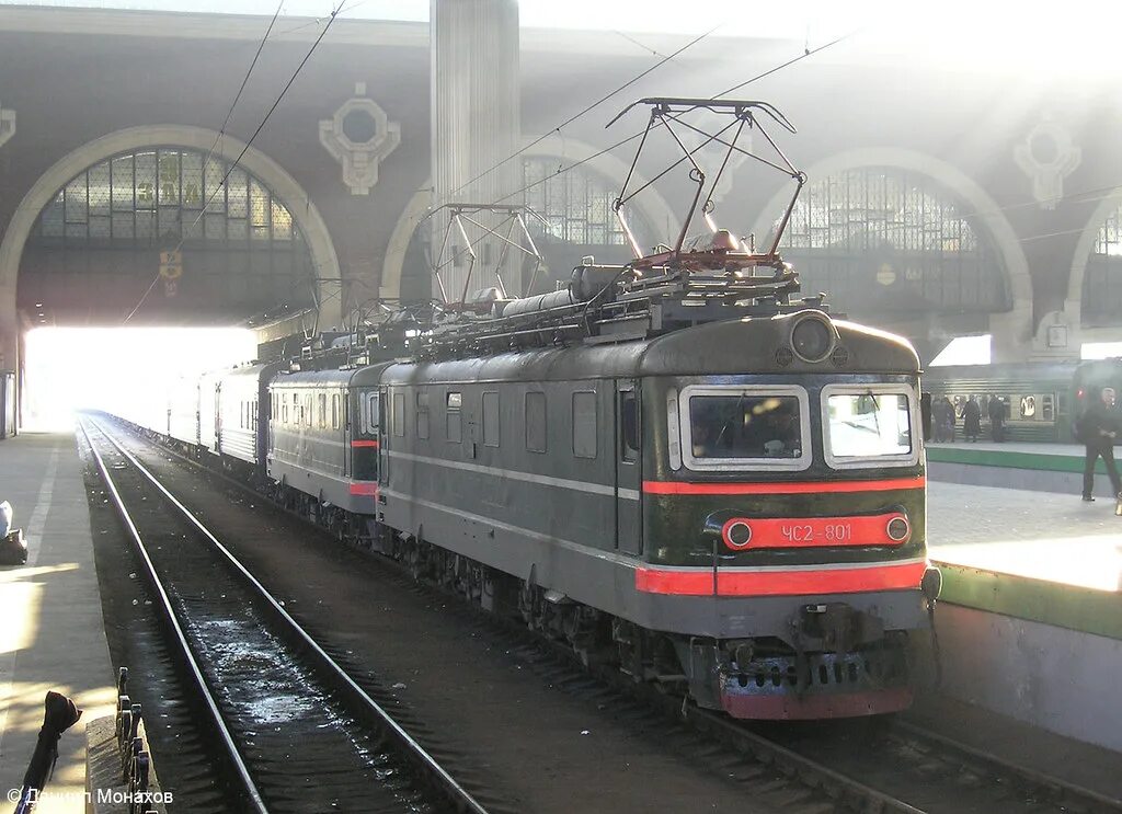 Электровозы москвы. Электровоз чс2 на Казанском вокзале. Чс2т на Казанском вокзале. Москва-Дубна электровоз чс2. Электровозы Казанский вокзал.