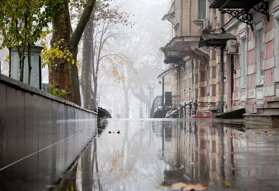 Дождливая улица. Дождь в городе. Город после дождя. Дождь на улице. В начале погода была дождливой